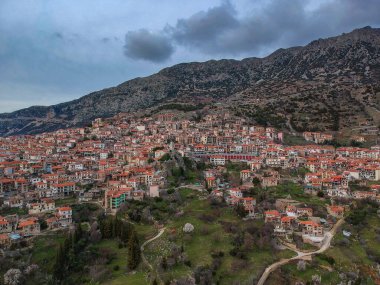 Yunanistan 'ın Boeotia kentindeki Arachova kentinin hava manzarası