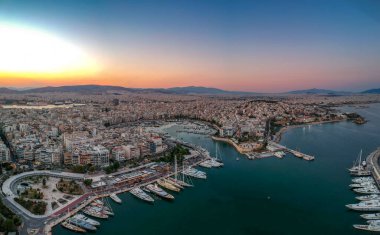Gün batımında ünlü Marina Zeas, Peiraeus üzerinde hava manzarası. Marina Zeas, Peiraeus kentinde demirli tekneleri ve Yunanistan 'ın önde gelen turistik merkezlerinden biri olan kalabalık bir liman..