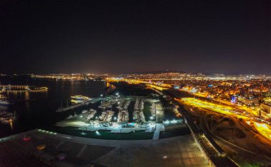Yunanistan 'ın Atina kentindeki Flisvos kentinde gece Marina üzerinde hava manzarası