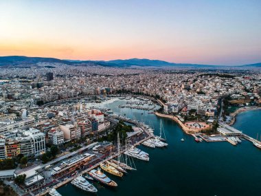 Gün batımında Yunanistan 'ın Peiraeus kenti Marina Zeas üzerindeki hava manzarası