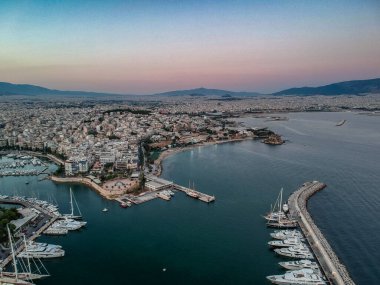 Gün batımında Yunanistan 'ın Peiraeus kenti Marina Zeas üzerindeki hava manzarası