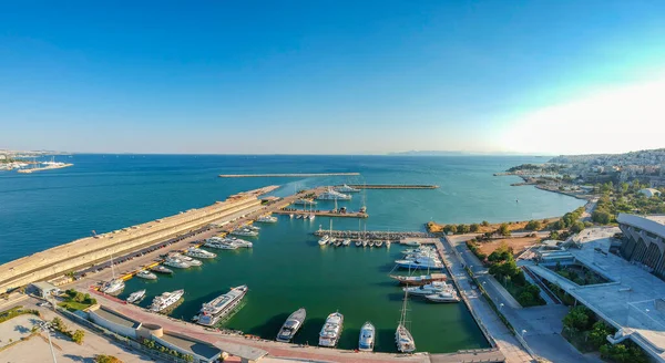Yunanistan 'ın başkenti Atina' daki SEF stadyumu yakınlarındaki Faliro kentinde Marina üzerindeki hava manzarası