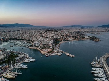 Gün batımında Yunanistan 'ın Peiraeus kenti Marina Zeas üzerindeki hava manzarası