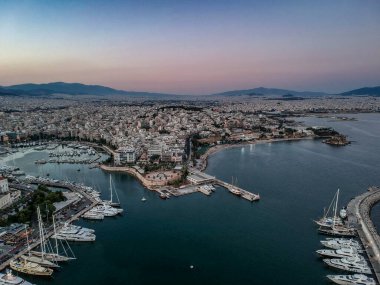 Gün batımında ünlü Marina Zeas, Peiraeus üzerinde hava manzarası. Marina Zeas, Peiraeus kentinde demirli tekneleri ve Yunanistan 'ın önde gelen turistik merkezlerinden biri olan kalabalık bir liman..