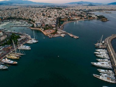 Gün batımında Yunanistan 'ın Peiraeus kenti Marina Zeas üzerindeki hava manzarası