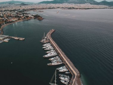 Gün batımında ünlü Marina Zeas, Peiraeus üzerinde hava manzarası. Marina Zeas, Peiraeus kentinde demirli tekneleri ve Yunanistan 'ın önde gelen turistik merkezlerinden biri olan kalabalık bir liman..