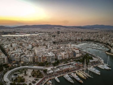 Gün batımında ünlü Marina Zeas, Peiraeus üzerinde hava manzarası. Marina Zeas, Peiraeus kentinde demirli tekneleri ve Yunanistan 'ın önde gelen turistik merkezlerinden biri olan kalabalık bir liman..