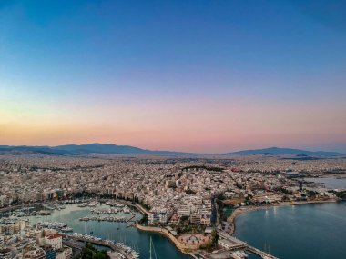 Gün batımında ünlü Marina Zeas, Peiraeus üzerinde hava manzarası. Marina Zeas, Peiraeus kentinde demirli tekneleri ve Yunanistan 'ın önde gelen turistik merkezlerinden biri olan kalabalık bir liman..