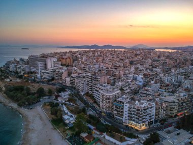 Gün batımında ünlü Marina Zeas, Peiraeus üzerinde hava manzarası. Marina Zeas, Peiraeus kentinde demirli tekneleri ve Yunanistan 'ın önde gelen turistik merkezlerinden biri olan kalabalık bir liman..