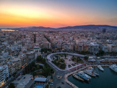 Gün batımında ünlü Marina Zeas, Peiraeus üzerinde hava manzarası. Marina Zeas, Peiraeus kentinde demirli tekneleri ve Yunanistan 'ın önde gelen turistik merkezlerinden biri olan kalabalık bir liman..