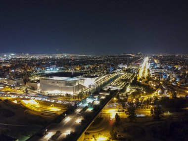 Geceleri Atina 'nın güneyinin havadan manzarası. Stavros Niarchos Vakfı, SNFCC, kültür merkezi mimari tasarımı, Atina, Yunanistan