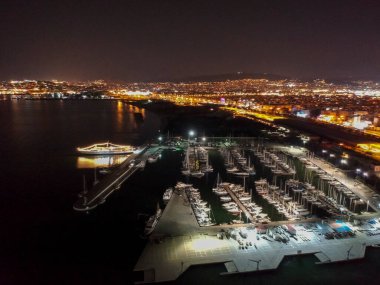 Yunanistan 'ın Atina kentindeki Flisvos kentinde gece Marina üzerinde hava manzarası
