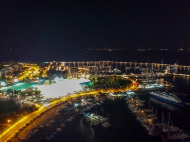 Yunanistan 'ın Atina kentindeki Flisvos kentinde gece Marina üzerinde hava manzarası