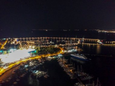 Yunanistan 'ın Atina kentindeki Flisvos kentinde gece Marina üzerinde hava manzarası