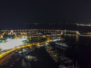 Yunanistan 'ın Atina kentindeki Flisvos kentinde gece Marina üzerinde hava manzarası