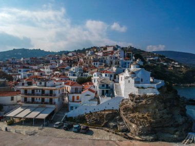 Yunanistan 'ın Sporades Adası' ndaki Chora olarak da bilinen ünlü Zelos kasabasının güzel hava manzarası