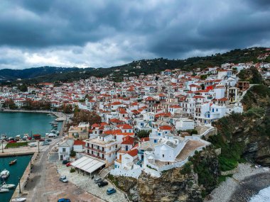 Yunanistan 'ın başkenti Sporades' ta Chora olarak da bilinen ünlü Zelos kasabasının dramatik kış manzarası