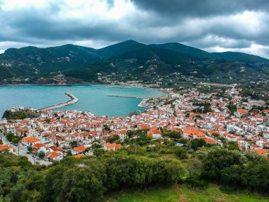 Yunanistan 'ın başkenti Sporades' ta Chora olarak da bilinen ünlü Zelos kasabasının dramatik kış manzarası