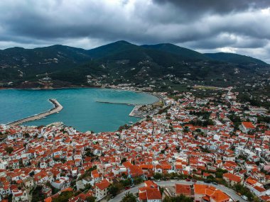 Yunanistan 'ın başkenti Sporades' ta Chora olarak da bilinen ünlü Zelos kasabasının dramatik kış manzarası