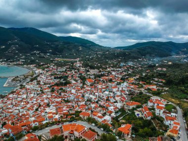 Yunanistan 'ın Sporades Adası' ndaki Chora olarak da bilinen ünlü Zelos kasabasının güzel hava manzarası