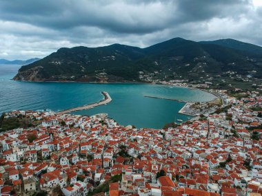 Yunanistan 'ın Sporades Adası' ndaki Chora olarak da bilinen ünlü Zelos kasabasının güzel hava manzarası
