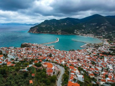 Yunanistan 'ın Sporades Adası' ndaki Chora olarak da bilinen ünlü Zelos kasabasının güzel hava manzarası