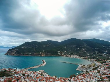 Yunanistan 'ın başkenti Sporades' ta Chora olarak da bilinen ünlü Zelos kasabasının dramatik kış manzarası