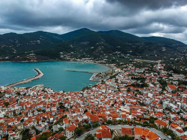 Yunanistan 'ın başkenti Sporades' ta Chora olarak da bilinen ünlü Zelos kasabasının dramatik kış manzarası