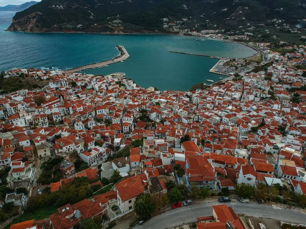 Yunanistan 'ın Sporades Adası' ndaki Chora olarak da bilinen ünlü Zelos kasabasının güzel hava manzarası