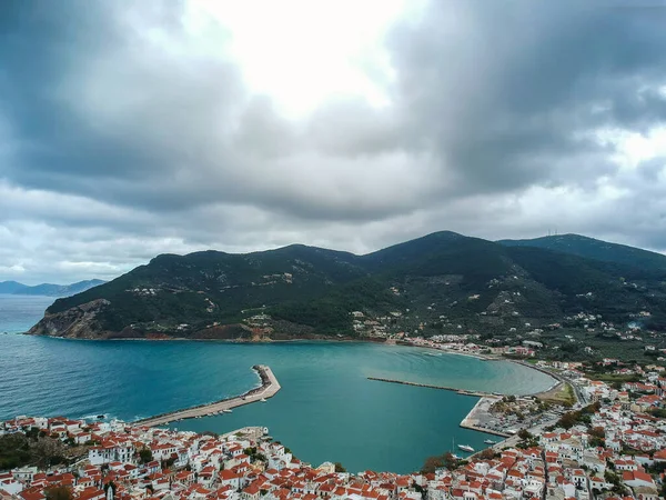 Yunanistan 'ın başkenti Sporades' ta Chora olarak da bilinen ünlü Zelos kasabasının dramatik kış manzarası