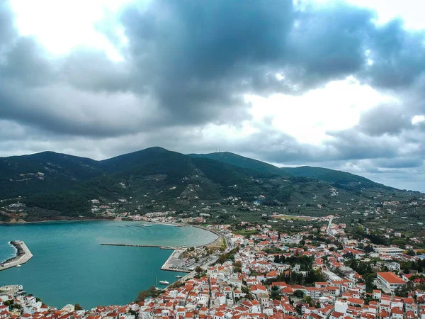 Yunanistan 'ın başkenti Sporades' ta Chora olarak da bilinen ünlü Zelos kasabasının dramatik kış manzarası
