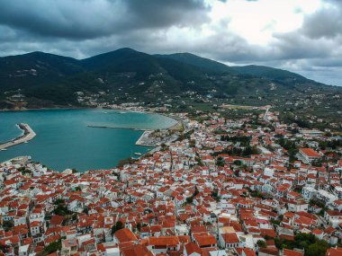 Yunanistan 'ın başkenti Sporades' ta Chora olarak da bilinen ünlü Zelos kasabasının dramatik kış manzarası