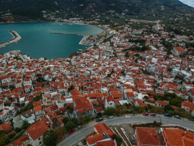 Yunanistan 'ın Sporades Adası' ndaki Chora olarak da bilinen ünlü Zelos kasabasının güzel hava manzarası