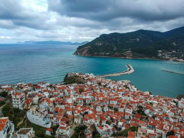 Yunanistan 'ın başkenti Sporades' ta Chora olarak da bilinen ünlü Zelos kasabasının dramatik kış manzarası