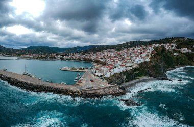 Yunanistan 'ın başkenti Sporades' ta Chora olarak da bilinen ünlü Zelos kasabasının dramatik kış manzarası