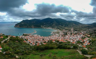 Yunanistan 'ın başkenti Sporades' ta Chora olarak da bilinen ünlü Zelos kasabasının dramatik kış manzarası