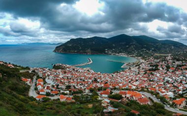 Yunanistan 'ın başkenti Sporades' ta Chora olarak da bilinen ünlü Zelos kasabasının dramatik kış manzarası