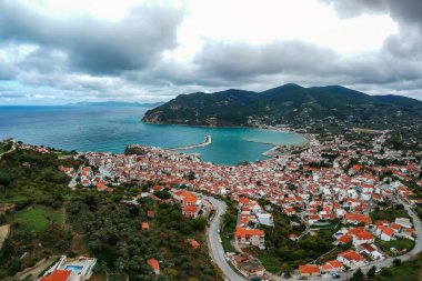 Yunanistan 'ın başkenti Sporades' ta Chora olarak da bilinen ünlü Zelos kasabasının dramatik kış manzarası