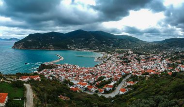 Yunanistan 'ın başkenti Sporades' ta Chora olarak da bilinen ünlü Zelos kasabasının dramatik kış manzarası