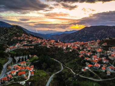 Yunanistan 'ın Moreloponnese, Arcadia kentindeki güzel tarihi köy Dimitsana üzerindeki hava manzarası