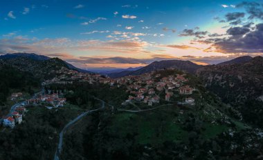 Yunanistan 'ın Moreloponnese, Arcadia kentindeki güzel tarihi köy Dimitsana üzerindeki hava manzarası