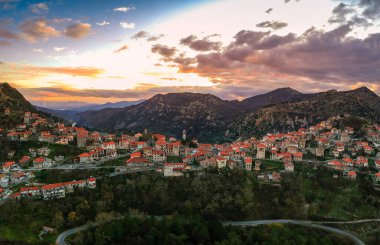 Yunanistan 'ın Moreloponnese, Arcadia kentindeki güzel tarihi köy Dimitsana üzerindeki hava manzarası