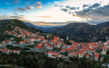 Yunanistan 'ın Moreloponnese, Arcadia kentindeki güzel tarihi köy Dimitsana üzerindeki hava manzarası