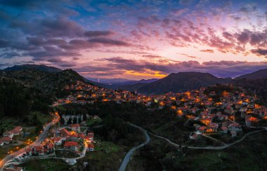 Yunanistan 'ın Moreloponnese, Arcadia kentindeki güzel tarihi köy Dimitsana üzerindeki hava manzarası
