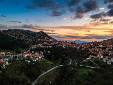 Yunanistan 'ın Moreloponnese, Arcadia kentindeki güzel tarihi köy Dimitsana üzerindeki hava manzarası