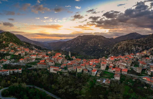 Yunanistan 'ın Moreloponnese, Arcadia kentindeki güzel tarihi köy Dimitsana üzerindeki hava manzarası