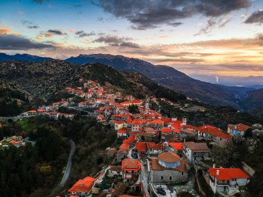 Yunanistan 'ın Moreloponnese, Arcadia kentindeki güzel tarihi köy Dimitsana üzerindeki hava manzarası