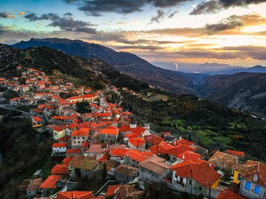 Yunanistan 'ın Moreloponnese, Arcadia kentindeki güzel tarihi köy Dimitsana üzerindeki hava manzarası
