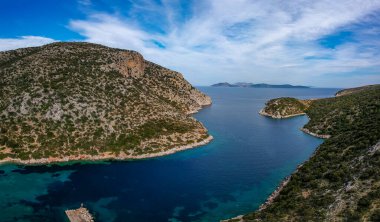 Yunanistan 'ın kuzeyindeki Gerakas limanının insansız hava aracı görüntüsü. Sporades Ege Denizi, Yunanistan ve Avrupa 'da kayalık oluşumu ve doğal fiyort benzeri körfeze sahip güzel bir manzara