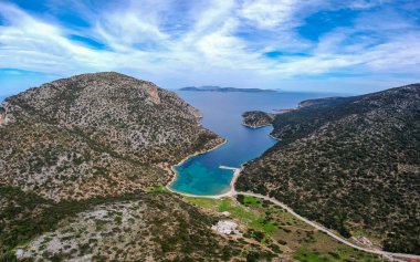 Yunanistan 'ın kuzeyindeki Gerakas limanının insansız hava aracı görüntüsü. Sporades Ege Denizi, Yunanistan ve Avrupa 'da kayalık oluşumu ve doğal fiyort benzeri körfeze sahip güzel bir manzara